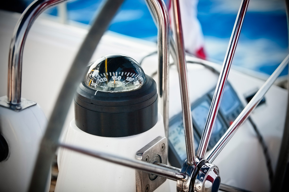Steering wheel and compass of a boat
